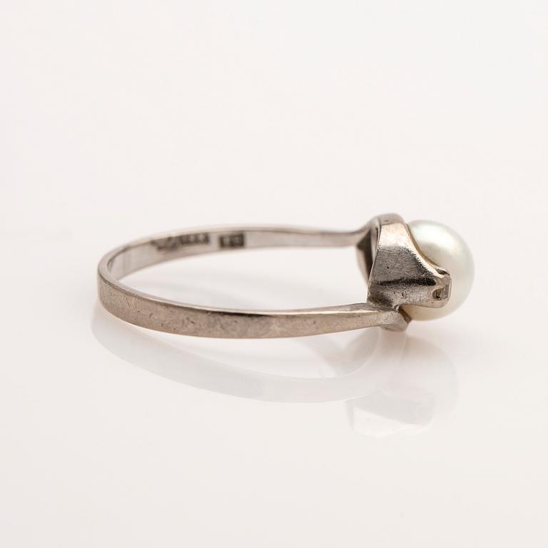 Ring, 18K vitguld, med pärla och briljanter.