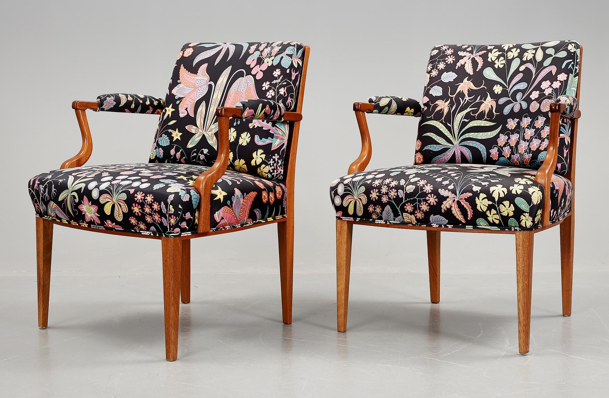 KARMSTOLAR, ett par, Josef Frank, Firma Svenskt Tenn modell 969.