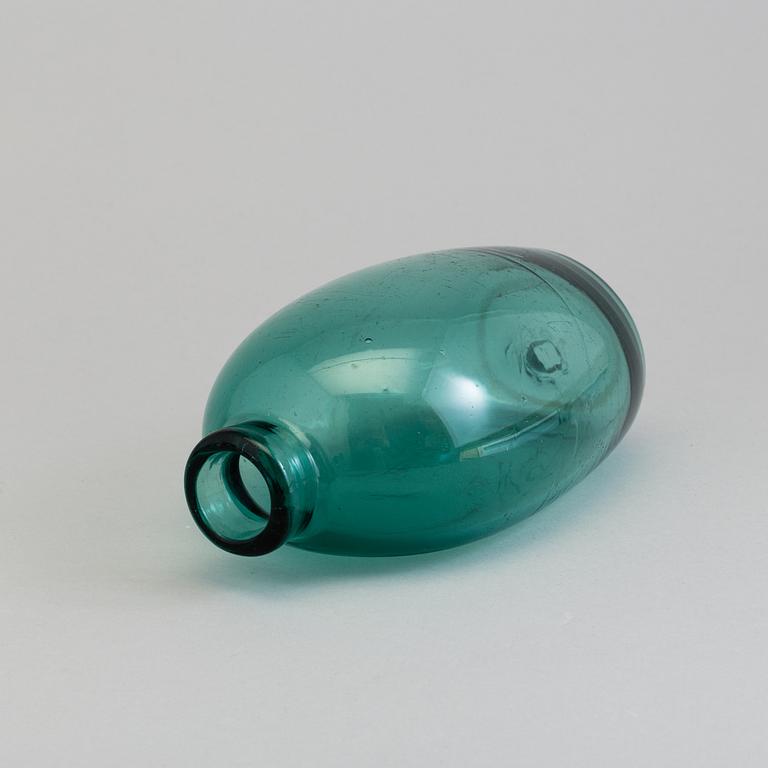 AN 18TH CENTURY GREEN GLASS BOTTLE.