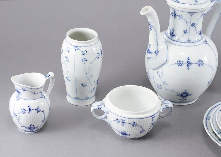 SERVISPORSLIN, 24 delar, porslin, "Musselmalet", Royal Copenhagen, 1900-talets andra hälft.