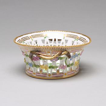 GALLERKORG med FAT, porslin. "Flora Danica", Royal Copenhagen, Danmark, 1900-tal.