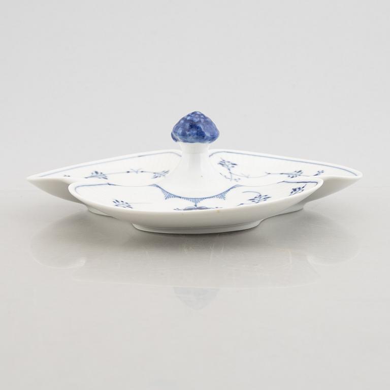 A 'Blue Fluted Plain'/'Musselmalet' porcelain cabaret, Royal Copenhagen, model 461, 1898-1923.
