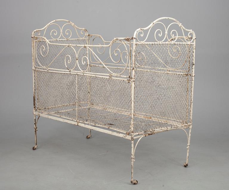 BARNSÄNG, målad metall, 1800-tal.