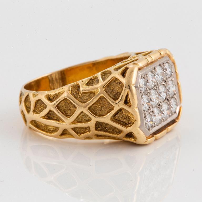 Ring 18K guld med runda briljantslipade diamanter.