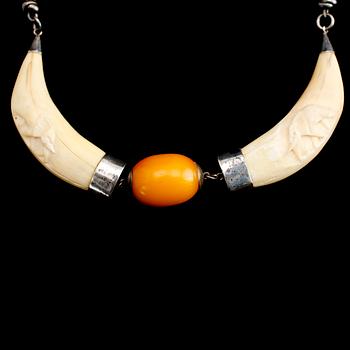 HALSBAND, sterlingsilver, ben och bärnsten, 1970-tal.