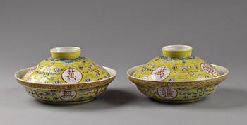 SKÅLAR MED LOCK, ett par, porslin, Kina, sen Qing. 1900-tal, märkta undertill.