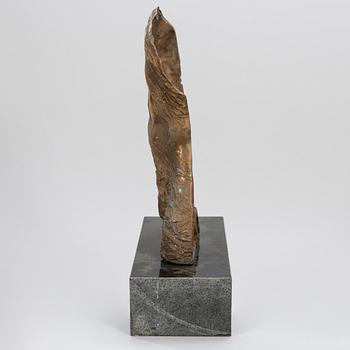 OLLI JOKI, veistos, pronssi, signeerattu j a päivätty 2002, numeroitu 3/3.