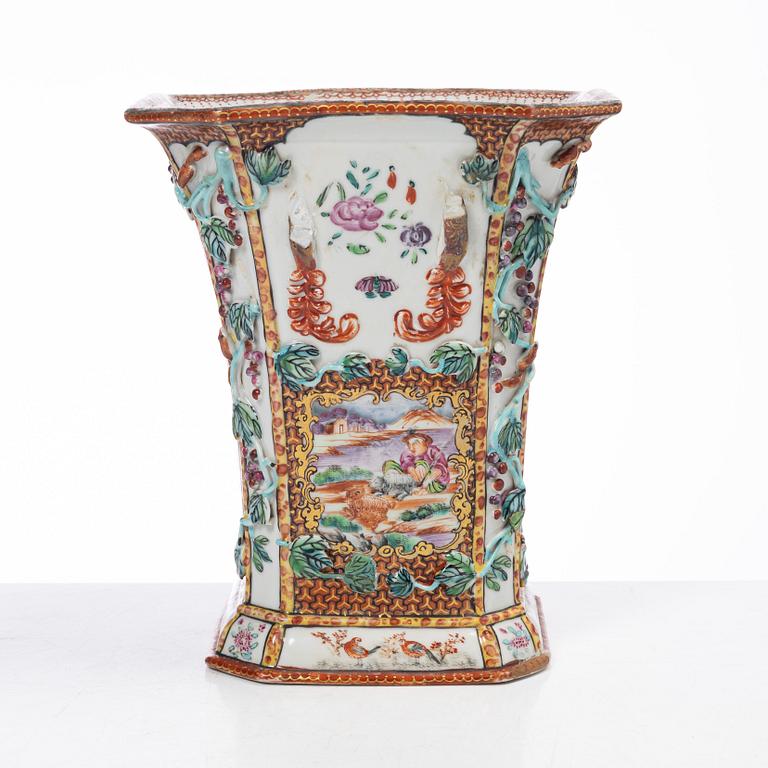 Tulpanvas, porslin, s.k. 'Rockefeller-pattern', Qingdynastin, Qianlong (1736-95).rockefeller.