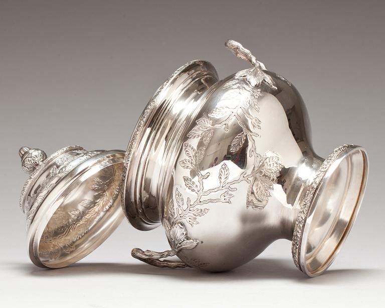 URNA MED LOCK, silver, svenska importstämplar. Vikt c:a 1540 g.
