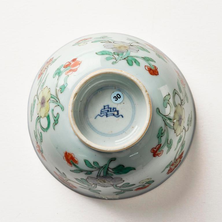 A set of two famille verte bowls and a dish, Qing dynasty, early Kangxi (1662-1722).