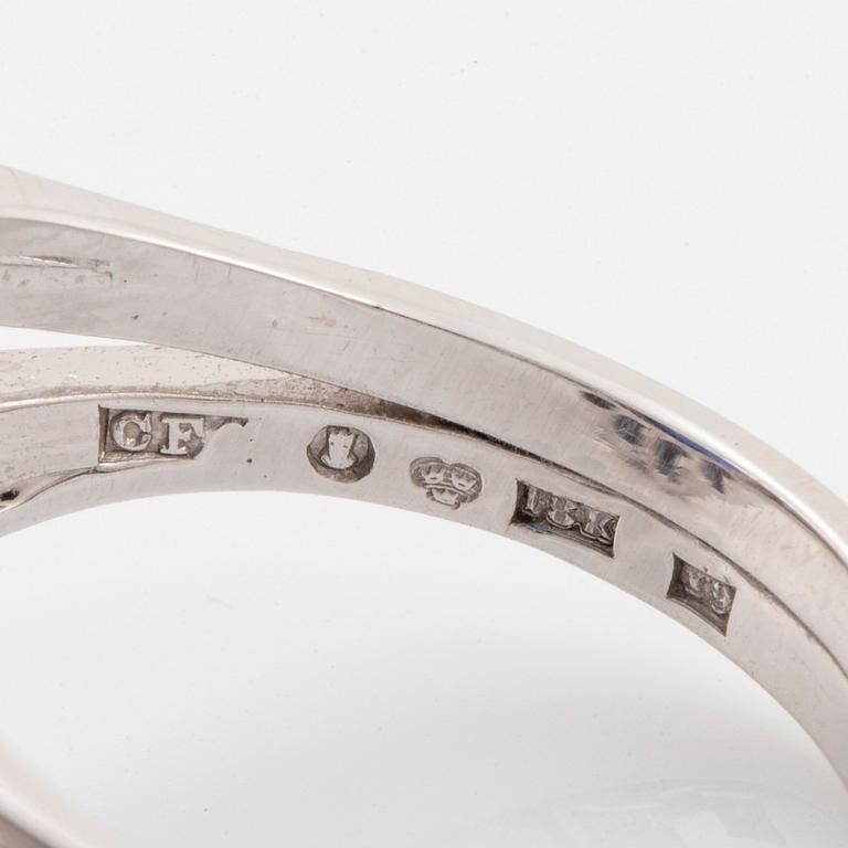 Ring 18K vitguld med en cabochonslipad safir ca 11.00 ct samt runda briljantslipade diamanter.