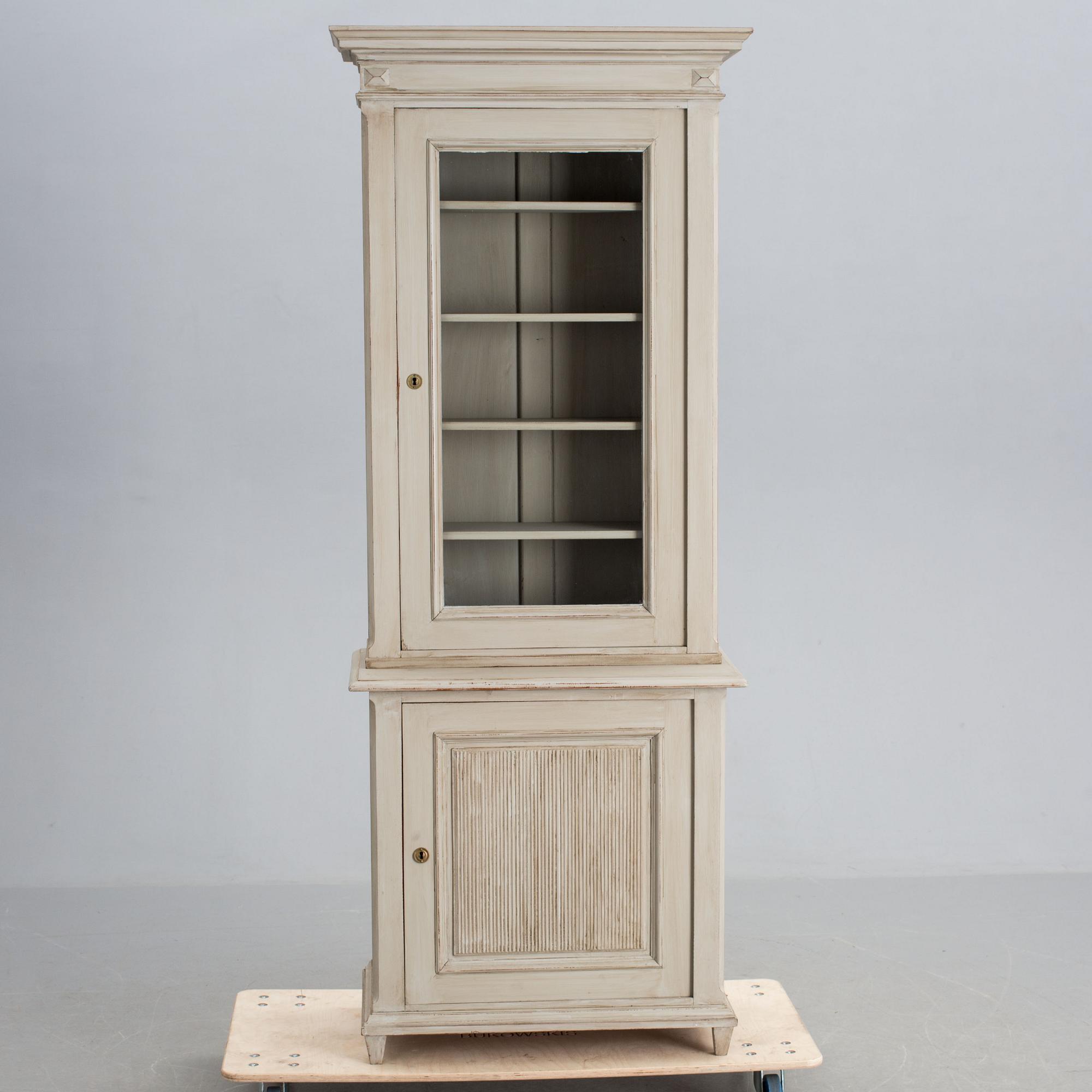 VITRINSKÅP, omkring 1900.