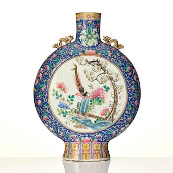 Vas, porslin. Qingdynastin, 1800-tal.