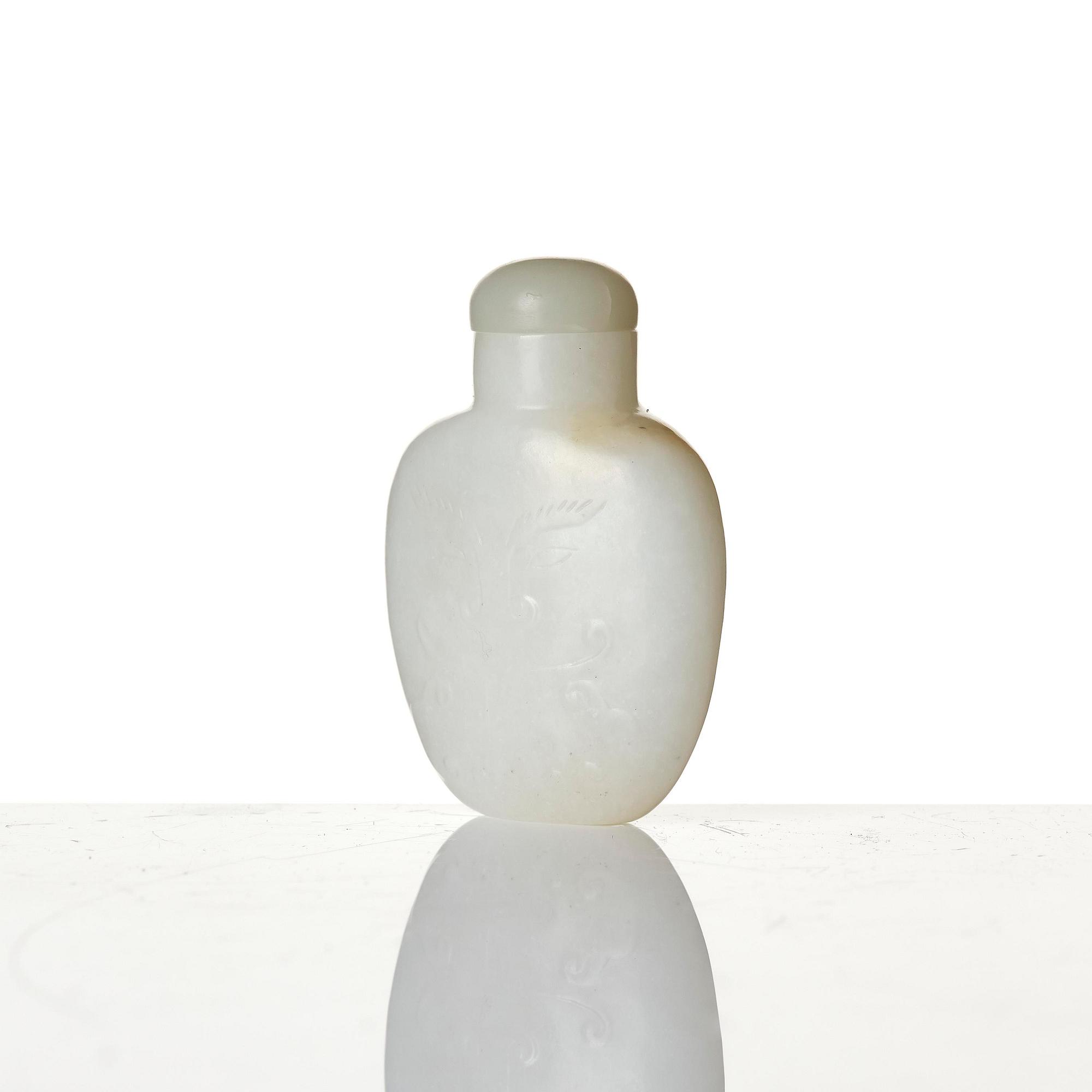 A white nephrite snuff bottle with stopper, Qing dynasty (1644-1912).