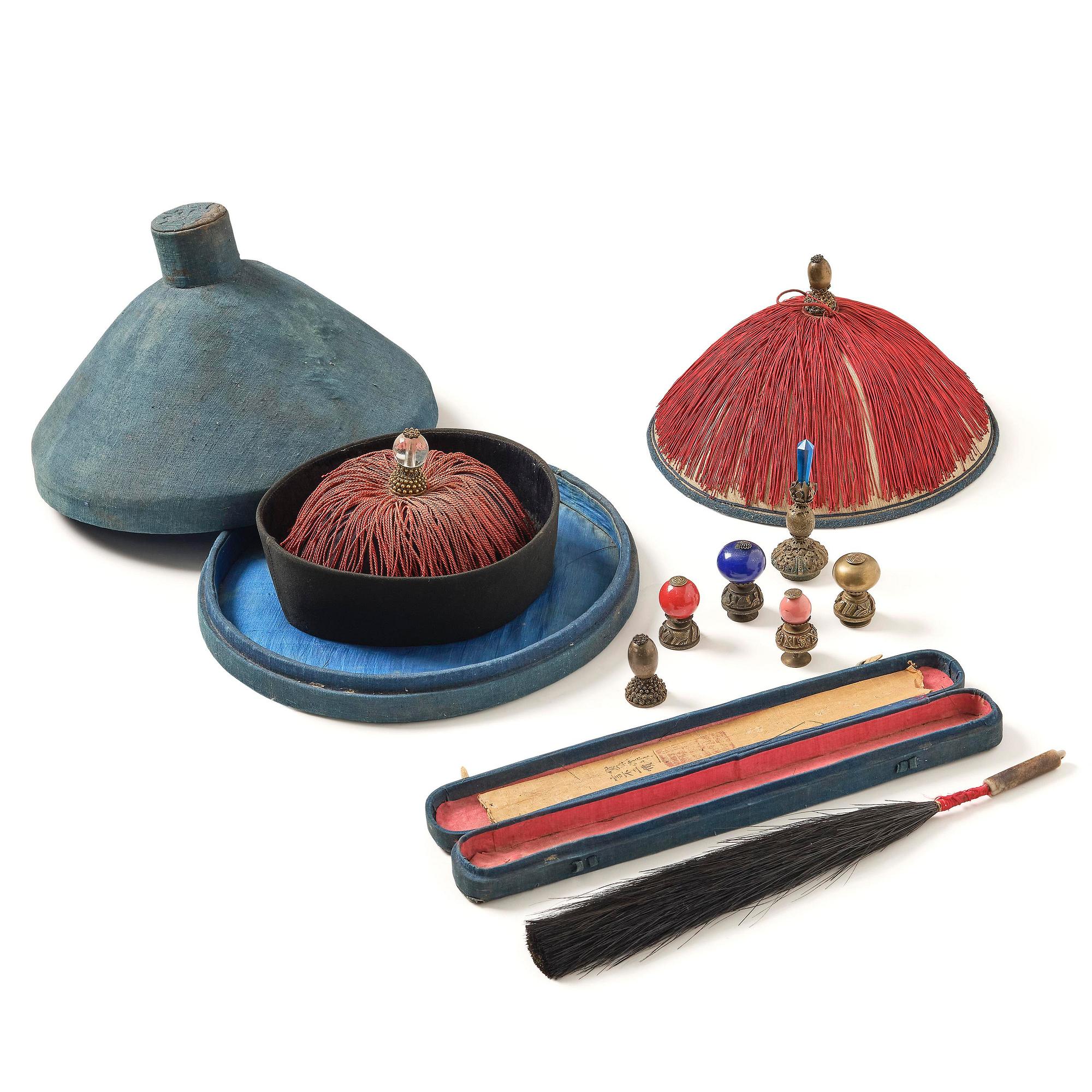 Askar två stycken med mandarinhattar och fjäder. Qingdynastin, 1800-tal.