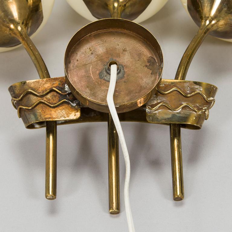 Paavo Tynell, A mid-20th century made to order wall light for Taito.