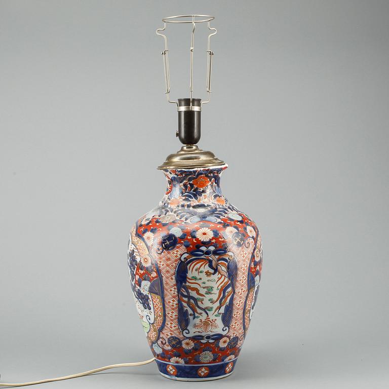 BORDSLAMPA, porslin. Japan, 1900-tal.