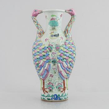 A Chinese famille rose 'bird vase', late Qing dynasty / around 1900.
