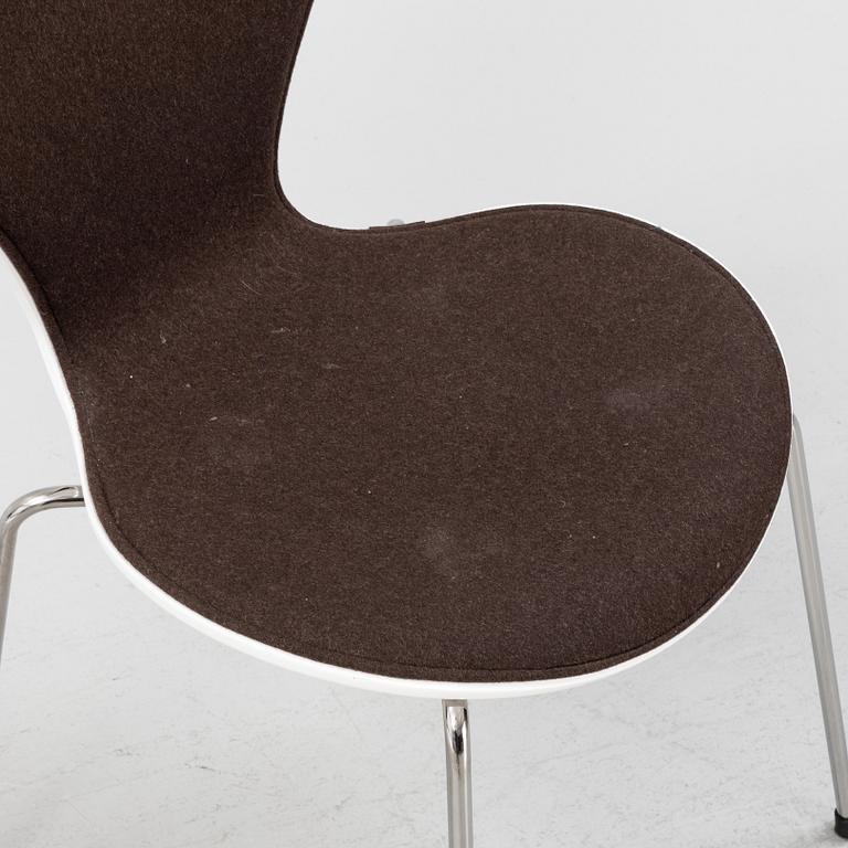 Arne Jacobsen, a set of six 'Series 7' chairs, Fritz Hansen 2013.