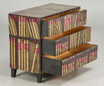 BYRÅ, med Fornasettitapet, 1900-tal, etikettmärkt.