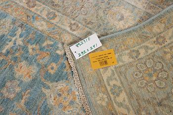 An Ushak carpet, c. 292 x 241 cm.
