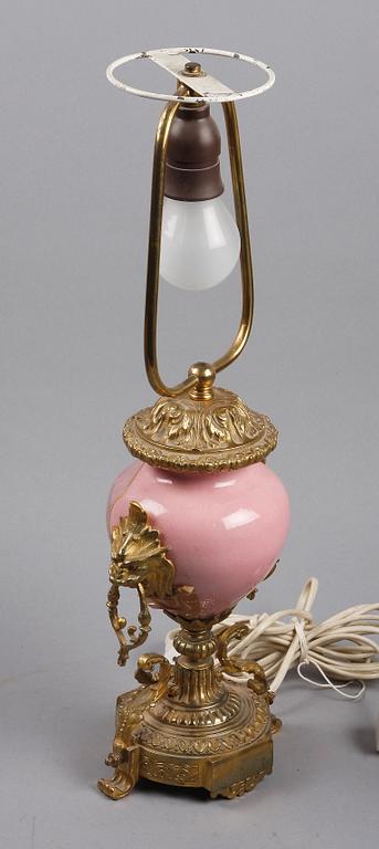 BORDSLAMPA, porslin och gulmetall, Louis XVI-stil, 1900-tal.