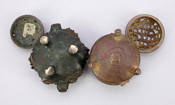 RÖKELSEKAR, 2 st, brons, ostasien.