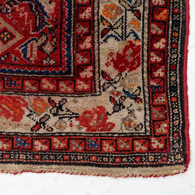 An oriental rug, approx. 148 x 110 cm.