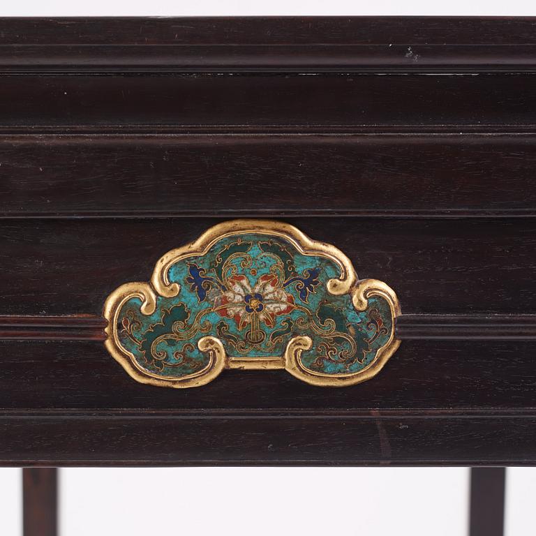 Altarbord, zitan, med infällda  plaketter av cloisonné.  Qingdynastin, Qianlong (1736-95).