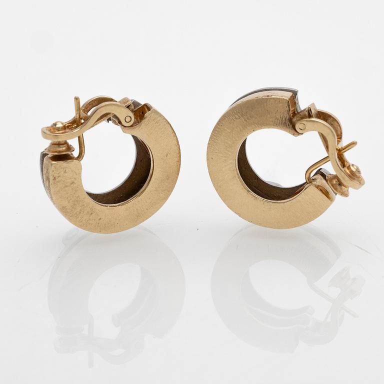Ole Lynggaard, Earrings, a pair, 18K gold and white gold with brilliant-cut diamonds.