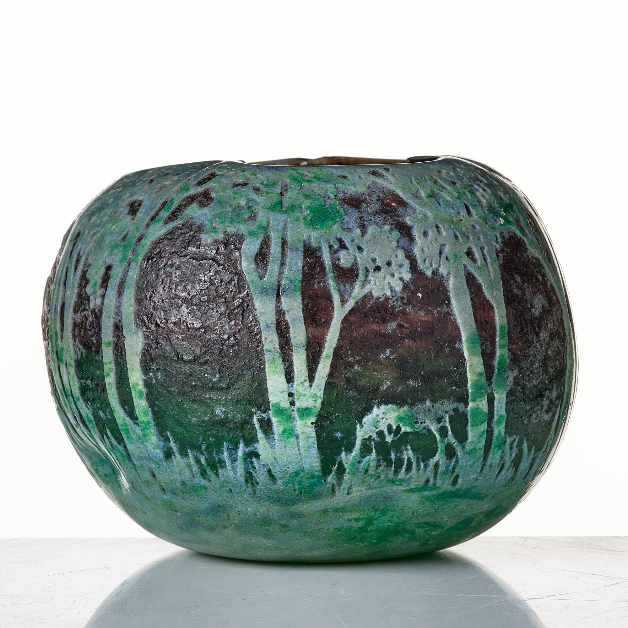 Daum, a cameo glass bowl, Nancy, early 1900's.