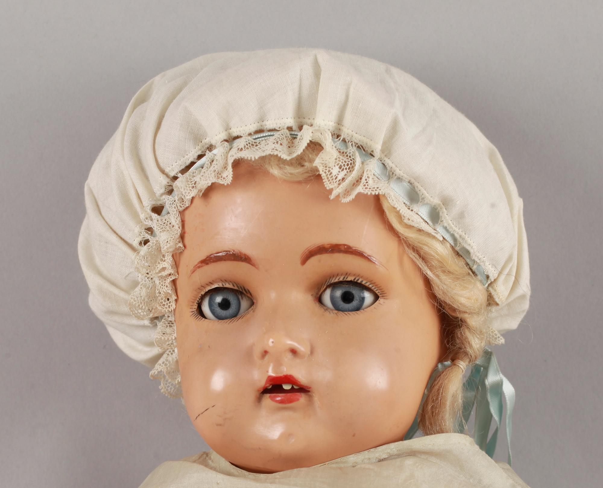 DOCKOR, 2 st. Kämmer & Reinhardt mm. Kläder medföljer. Culluloid mm. Sekelskiftet 1800/1900.