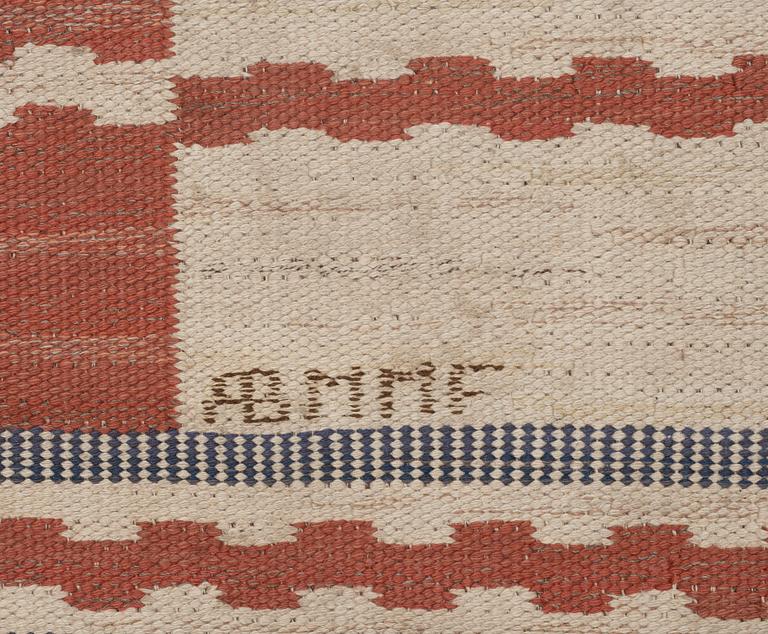 CARPET. "Vita Rutmattan". Flat weave. 301 x 205,5 cm. Signed AB MMF.