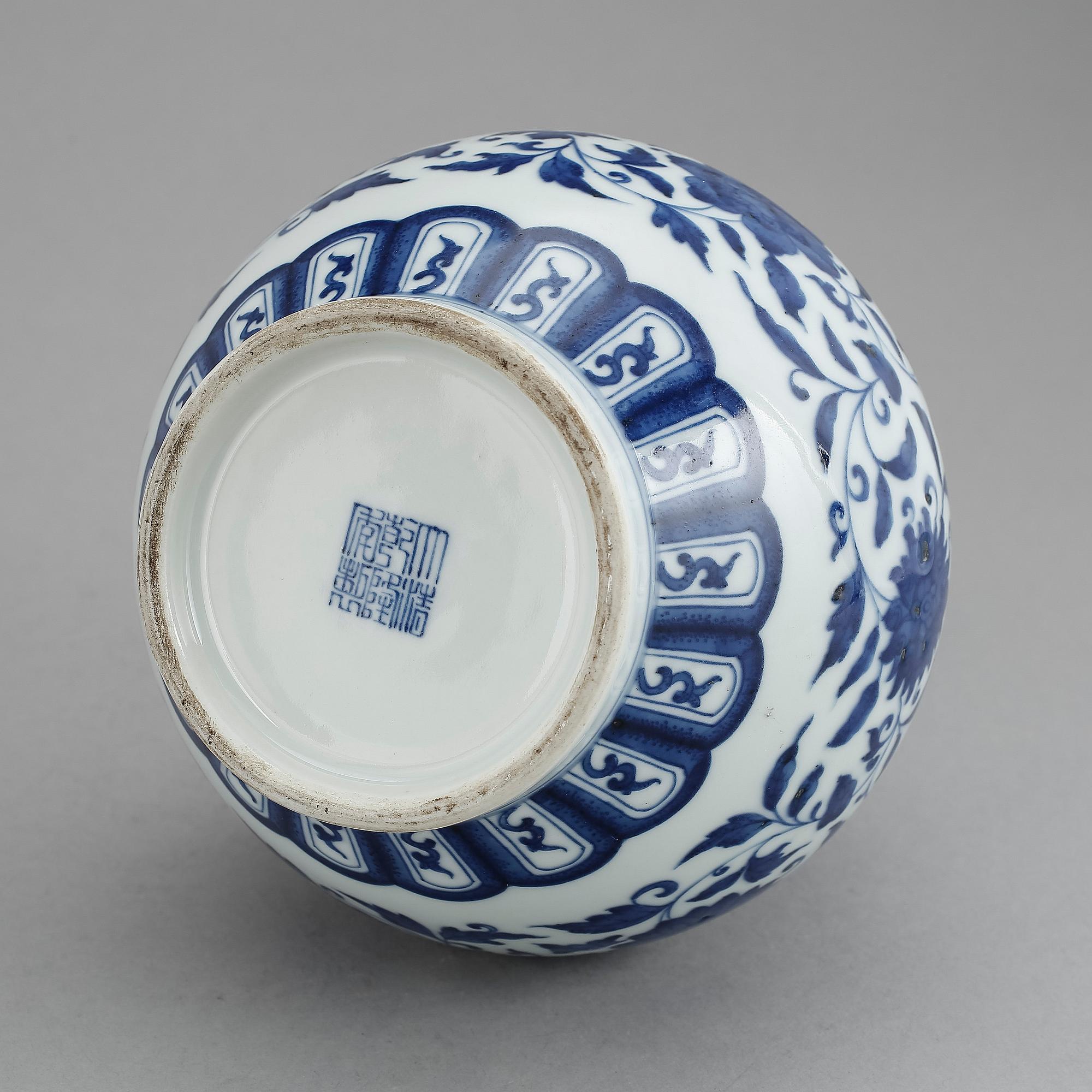 VAS / FLASKA, porslin. Kina, modern tillverkning med Qianlongs sigill.