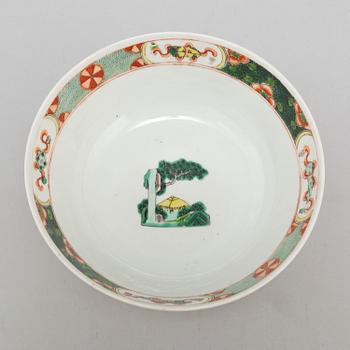 A famille verte bowl, Qing dynasty, late 19th century.