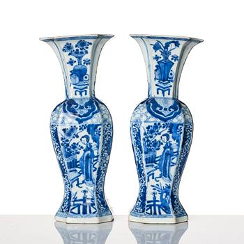 A pair of blue and white vases, Qing dynasty, Kangxi (1662-1722).