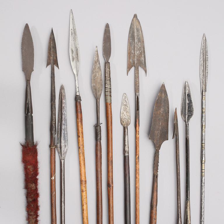VAPEN, 12 st, troligen Afrika, 1800/1900-tal.