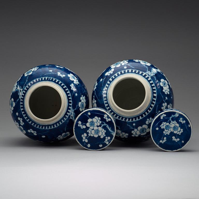 A pair of blue and white jars with covers, Qing dynasty 19th century.