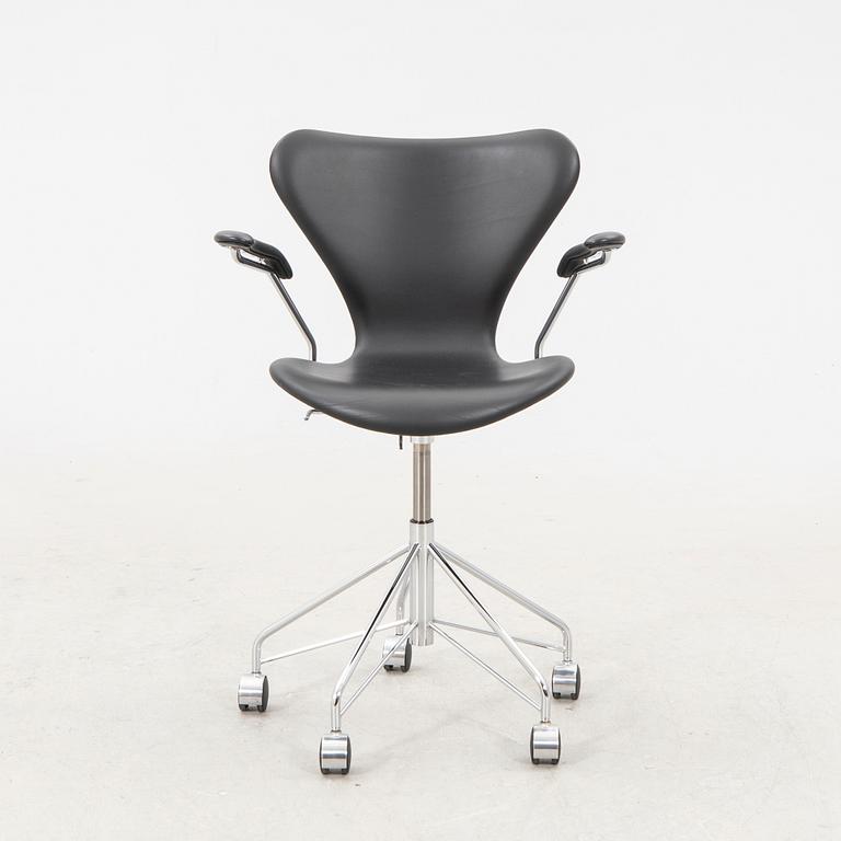 Arne Jacobsen, desk chair, "Sjuan", Fritz Hansen, dated 2017.