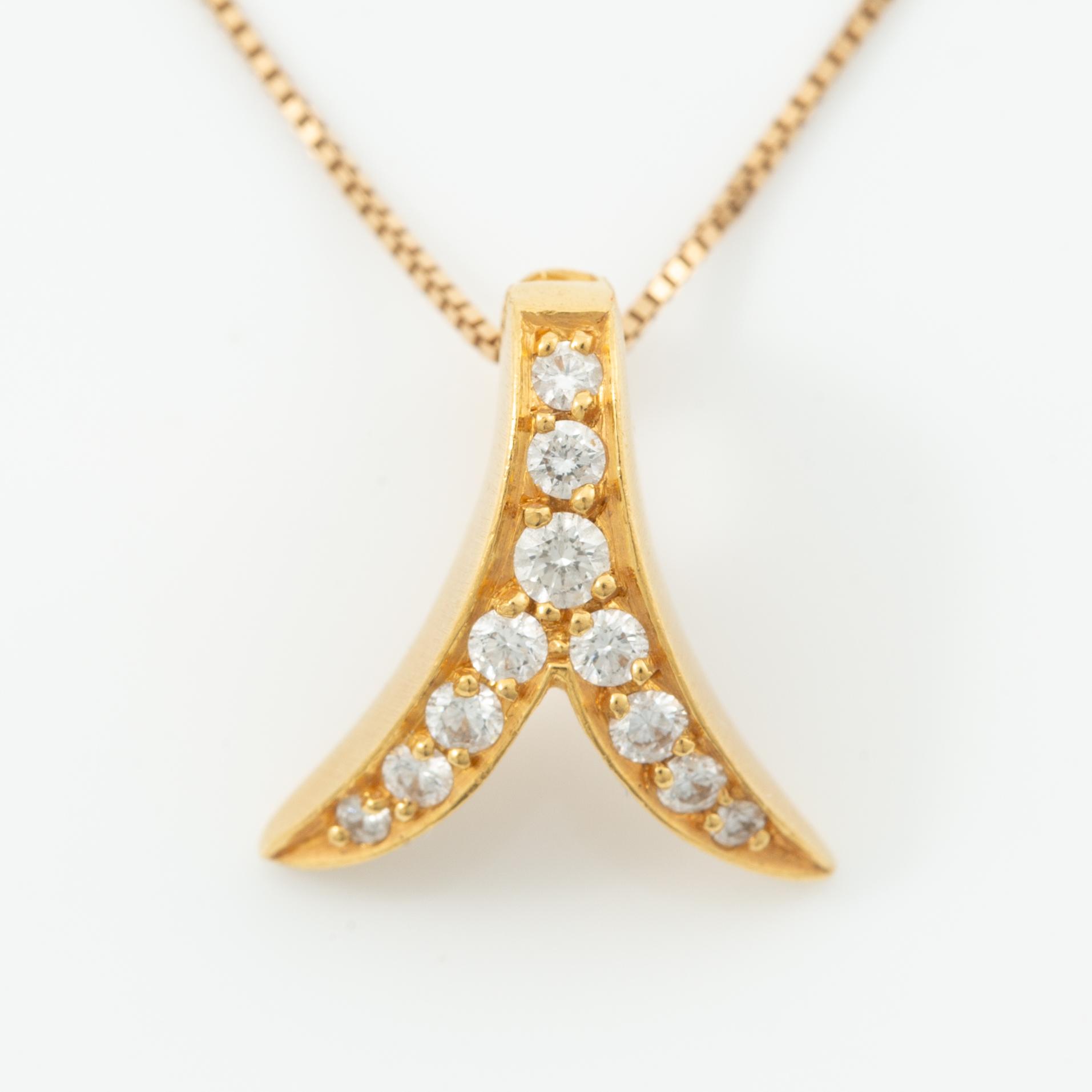 Pendant with chain, 18K gold set with brilliant-cut diamonds.