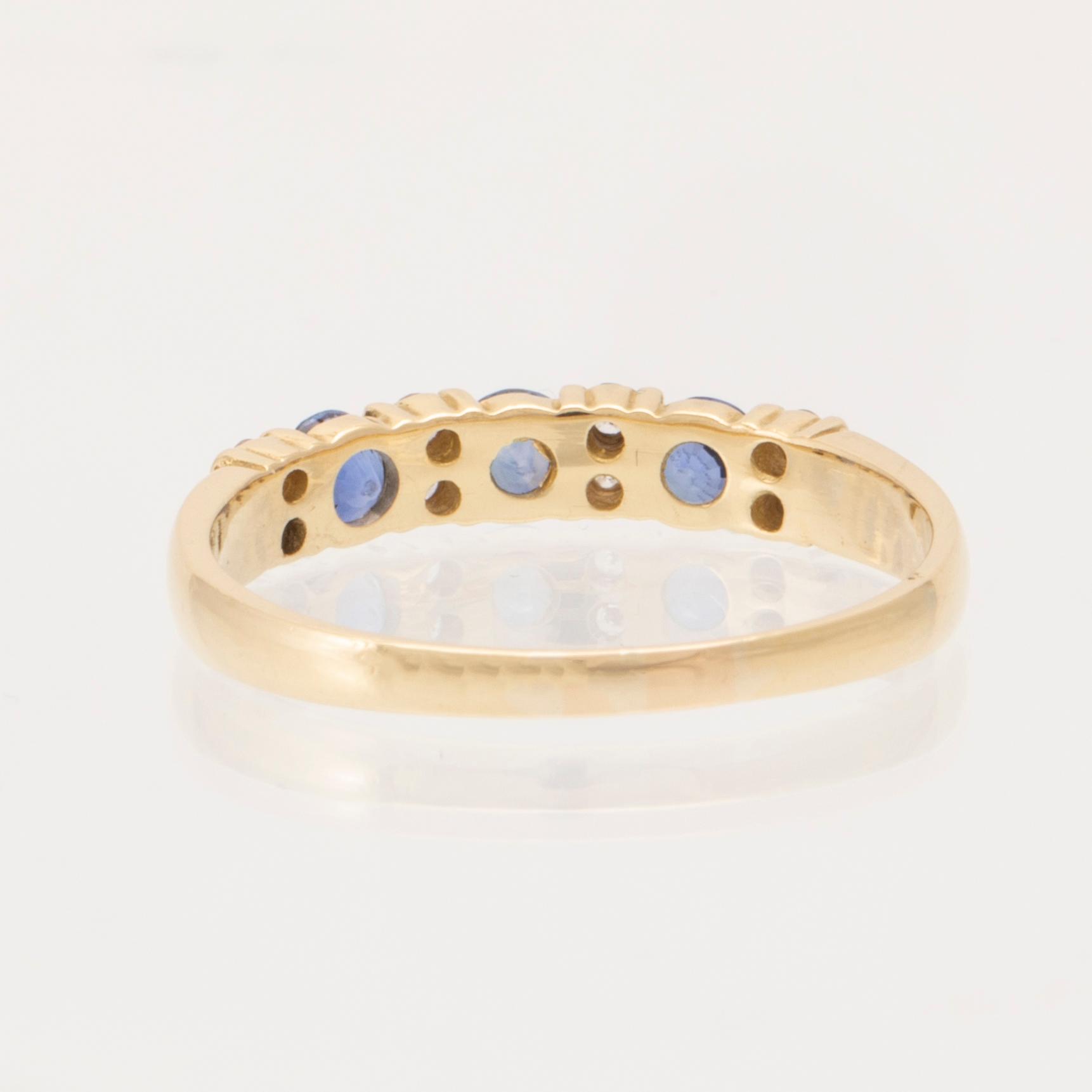 Ring 18K guld med runda briljantslipade diamanter och runda fasetterade blå stenar, London England.