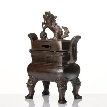 A bronze censer with cover, late Ming dynasty (1368-1644).