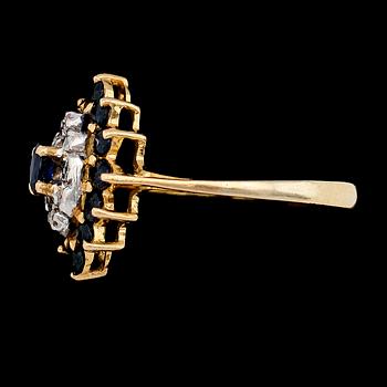 RING, 18K guld med diamanter och safirer. Total vikt ca 2,7 g.