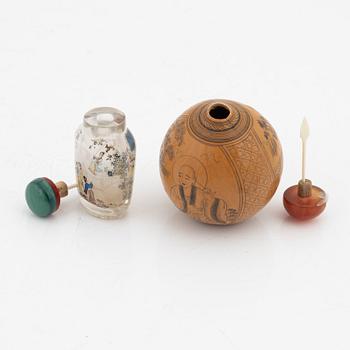 Two Chinese snuff bottles with stoppers, 20th Century.
