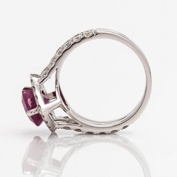 Sormus, 18K valkokultaa, timantteja n. 1,84 ct yht ja rubiini n. 3.50 ct.