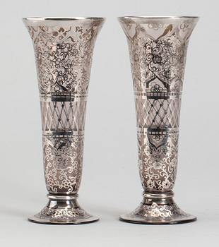 VASER, ett par, glas, med dekor i sterlingsilver, 1900-tal.