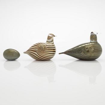 Oiva Toikka, Two glassbirds 'Alli' and an egg, signed O. Toikka Nuutajärvi.