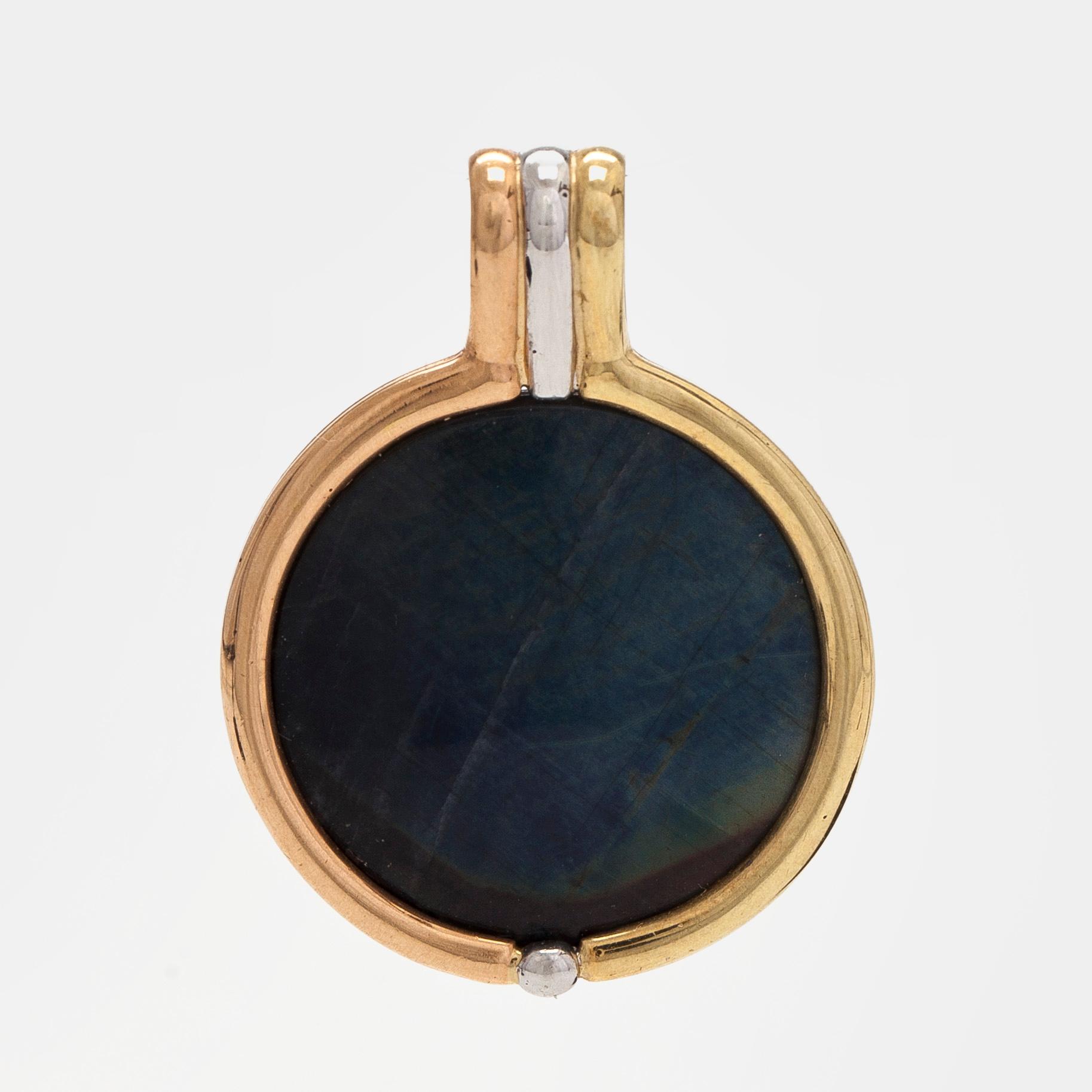 Hänge, 14K trefärgsguld och spektrolit.