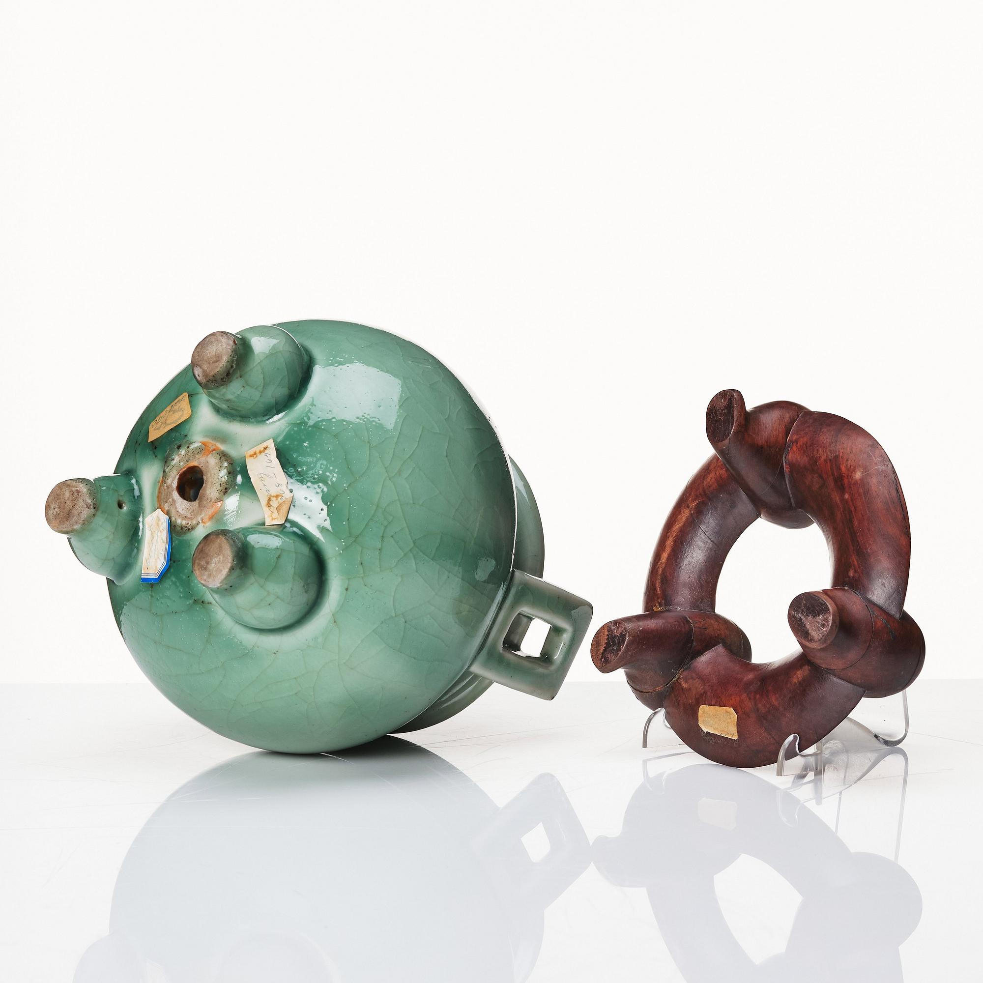 Rökelsekar, tripod, celadon. Qingdynastin (1644-1912).