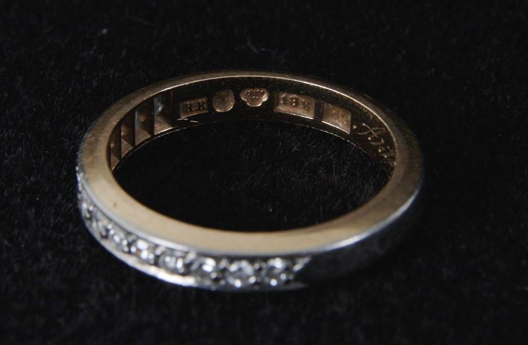 RING, sk halvalliansring. 18K vg och guld.